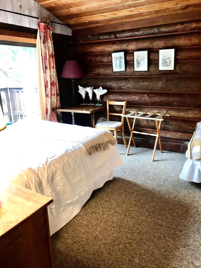 The Surf Lodge And Pub Gabriola Eksteriør bilde