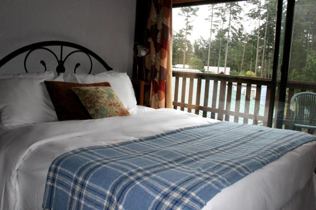 The Surf Lodge And Pub Gabriola Eksteriør bilde
